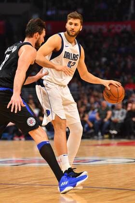 LOS ANGELES, CA - FEBRUARY 05: Dallas Mavericks Forward Maxi Kleber (42) looks to make a pass during an NBA Basketball Herren USA game between the Dallas Mavericks and the Los Angeles Clippers on February 5, 2018 at STAPLES Center in Los Angeles, CA. (Photo by Brian Rothmuller Icon Sportswire) NBA: FEB 05 Mavericks at Clippers Icon180205060 EDITORIAL USE ONLY