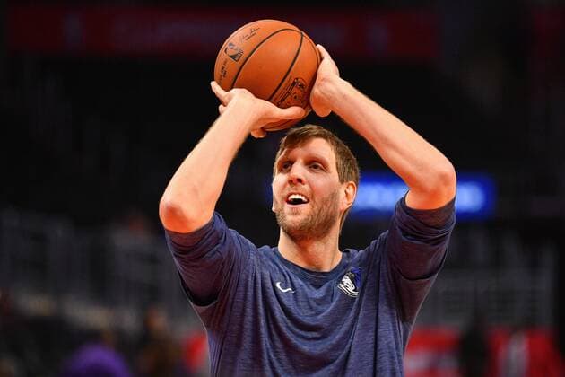 LOS ANGELES, CA - FEBRUARY 05: Dallas Mavericks Center Dirk Nowitzki (41) shoots a shot before an NBA Basketball Herren USA game between the Dallas Mavericks and the Los Angeles Clippers on February 5, 2018 at STAPLES Center in Los Angeles, CA. (Photo by Brian Rothmuller Icon Sportswire) NBA: FEB 05 Mavericks at Clippers Icon180205076 EDITORIAL USE ONLY