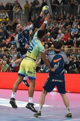 Handball men s EHF Cup season 2017 18 Group B Füchse Berlin Saint Raphael var handball Fabian recovery Nr 3 foxes Berlin Adrien Dipanda Nr 32 Saint-Raphaël var handball Erik Schmidt Nr 28 foxes Berlin 07 02 18 Copyright: xMatthiasxKochx