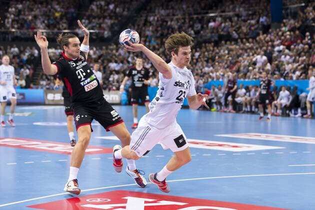 Rune Dahmke Nr 23 THW Kiel against Kent Robin Toennesen Nr 15 Telecom Veszprém in the counterattack THW Kiel vs Telekom Veszprém HC handball EHF Champions League 07 02 18 Kiel Schleswig-Holstein Germany Sparkassen arena Copyright: xAgentur54Gradx xFelixxKoenigx