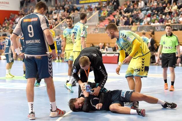 Handball men s EHF Cup season 2017 18 Group B Füchse Berlin Saint Raphael Var handball Fabian Walter Nr 3 foxes Berlin must be treated on the shoulder 07 02 18 Copyright: xMatthiasxKochx