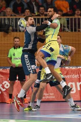 Handball men s EHF Cup season 2017 18 Group B Füchse Berlin Saint-Raphaël var handball Jakov Gojun Nr 10 foxes Berlin Adrien Dipanda Nr 32 Saint-Raphaël var handball 07 02 18 Copyright: xMatthiasxKochx