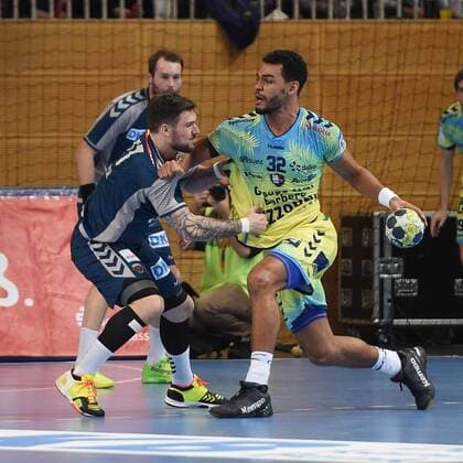 Handball men s EHF Cup season 2017 18 Group B Füchse Berlin Saint Raphael var handball Johan Koch Nr 77 Füchse Berlin Adrien Dipanda Nr 32 Saint-Raphaël var handball 07 02 18 Copyright: xMatthiasxKochx