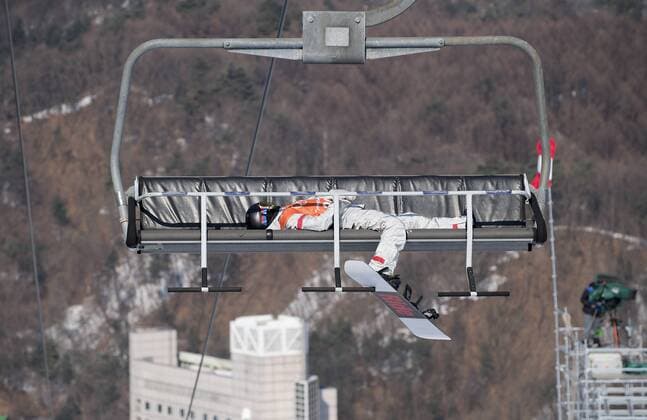 Themen der Woche - SPORT Bilder des Tages - SPORT Einer Snowboarderin liegt erschoepft (erschöpft) in einem Sessellift; allgemein, Feature; Snowboard Slopestyle Training Phoenix Snow Park am 08.02.2018, Olympische Winterspiele 2018, vom 09.02. - 25.02.2018 in PyeongChang Suedkorea. *** A snowboarder feature snowboard slopestyle training Phoenix snowpark is exhausted exhausted in a chair lift in General on 08 02 2018 Winter Olympics 2018 from 09 02 25 02 2018 in PyeongChang of South Korea