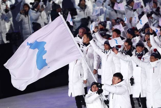 Themen der Woche - SPORT Bilder des Tages - SPORT PyeongChang 2018, ErÃ¶ffnungsfeier, Gemeinsamer Einmarsch von SÃ¼dkorea und Nordkorea PYEONGCHANG, SOUTH KOREA â€“ FEBRUARY 9, 2018: Delegations from North Korea and South Korea march under the Korean unification flag during the Parade of Nations at the opening ceremony of the PyeongChang 2018 Winter Olympic Games Olympische Spiele Olympia OS at Pyeongchang Olympic Stadium. Valery Sharifulin TASS  TS072FFB