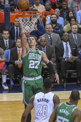 WASHINGTON, DC -FEBRUARY 08: Boston Celtics forward Daniel Theis (27) scores on February 8, 2018 at the Capital One Arena in Washington, D.C. The Boston Celtics defeated the Washington Wizards 110-104 in overtime. (Photo by Icon Sportswire) NBA Basketball Herren USA FEB 08 Celtics at Wizards Icon4972018020839 EDITORIAL USE ONLY