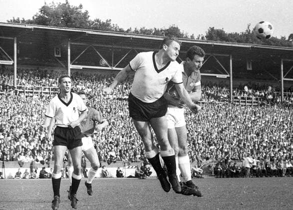 1. FC Köln Borussia Neunkirchen 4 3 05 09 1964 header duel right Hans Schäfer 1 FC Köln HM