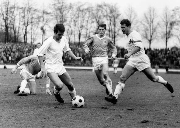 1 FC Cologne 1860 Munich 1 1 14 11 1964 Wolfgang Overath Cologne the ball Middle Hans Reich 1860 re Hans Schäfer Cologne HM