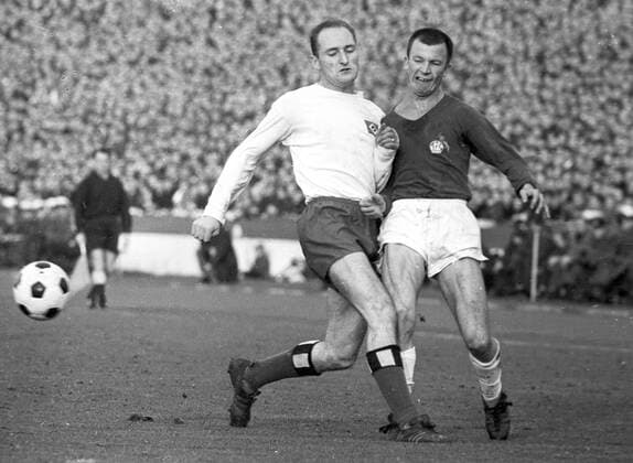 1 FC Cologne Hamburg SV 3 0 28 11 1964 duel of Helmut Benthaus re Cologne opponent HM