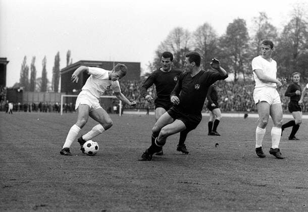 1 FC Cologne 1 FC Nuremberg 0 0 08 05 1965 game scene Karl Heinz Thielen Cologne li on the ball Middle Tasso wild front and Lugi Müller both FCN re Hans Schäfer Cologne HM