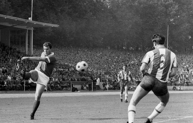1. FC Cologne Hertha BSC Berlin 2 3 22 08 1964 Hans Schäfer Cologne shoots on goal HM