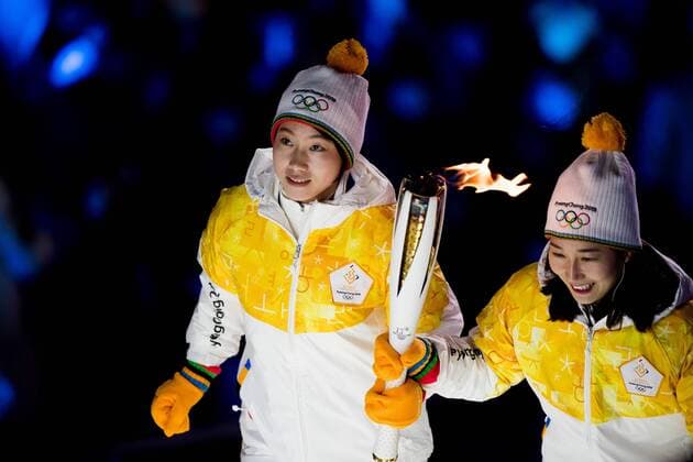 Bilder des Tages - SPORT 180209 Two former athletes of South Korea with the torch during the opening ceremony of the 2018 Winter Olympics on February 9, 2018 in Pyeongchang. Photo: Jon Olav Nesvold BILDBYRN kod JE 160150 *** Forms 180209 Two athletes of South Korea with the torch during the opening ceremony of the 2018 Winter Olympics on February 9 2018 in Pyeongchang Photo Jon Olav Nesvold BILDBYR N code JE 160150  Copyright: JONxOLAVxNESVOLD BB180209BB647