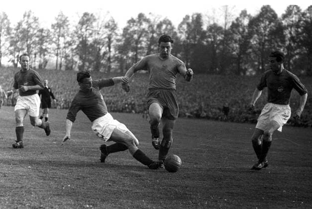 1. FC Cologne FC Schalke 04 4 2 27 04 1957 from left Zlatko Tschik Cajkovski Martin deer both Cologne Manfred Kreuz Schalke and Fritz Breuer Cologne HM