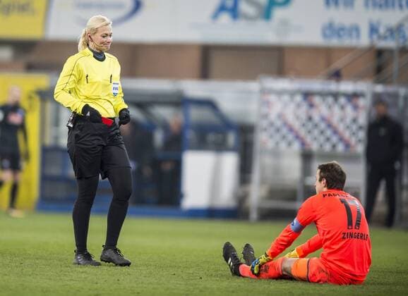 Themen der Woche - SPORT Bilder des Tages - SPORT Fußball: 3. Liga, Saison 2017 2018, 24. Spieltag, SC Paderborn - Rot-Weiß Erfurt am 09.02.2018 in Paderborn (Nordrhein-Westfalen). Schiedsrichterin Bibiana Steinhaus zeigt Paderborns Torhueter Leopold Zingerle die Rote Karte. Copyright: xKirchner DavidxInderliedx