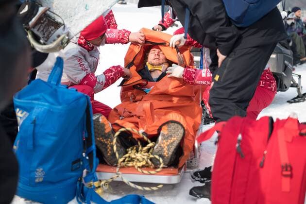 PyeongChang 2018 - Highlights der Olympischen Spiele Bilder des Tages - SPORT PyeongChang 2018, Snowboard, Mans Hedberg verletzt sich beim Slopestyle, Herren Quali 180210 Mans Hedberg of Sweden gets medical treatment after an injury in the Men s Snowboard Slopestyle qualification during the 2018 Winter Olympics on February 10, 2018 in Pyeongchang. Photo: Jon Olav Nesvold BILDBYRN kod JE 160151 *** 180210 Mans Hedberg of Sweden gets medical treatment after an injury in the Men s Snowboard Slopestyle qualification during the 2018 Winter Olympics on February 10 2018 in Pyeongchang Photo Jon Olav Nesvold BILDBYR N code JE 160151  Copyright: JONxOLAVxNESVOLD BB180210BB053