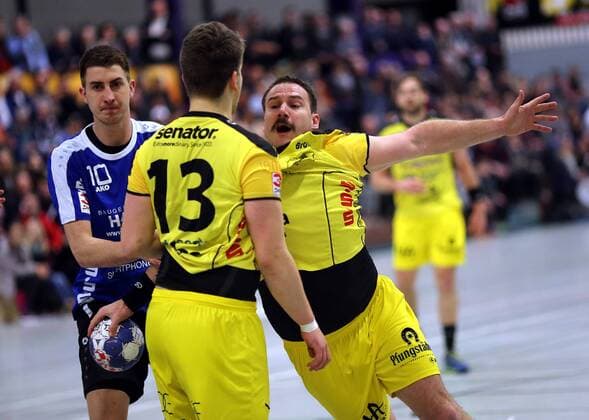 Third handball Bundesliga MSG Grossbieberau Modau vs HSG Hanau season 2017 2018 09 02 2018 Grossbieberau v l Florian Bauer MSG hawks in the clinch against Marc Strohl Hanau action frame ba