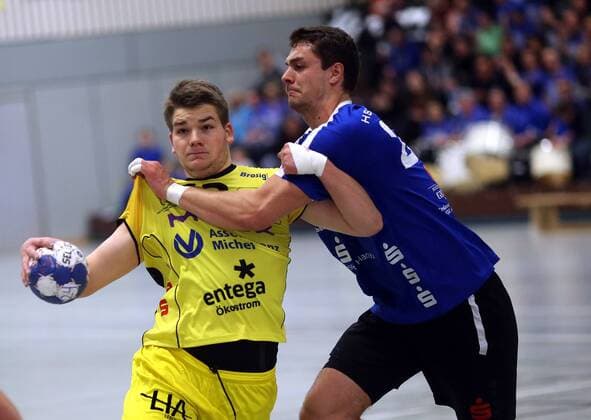 Third handball Bundesliga MSG Grossbieberau Modau vs HSG Hanau season 2017 2018 09 02 2018 Grossbieberau v l Ian Weber MSG hawks Yaron Pillmann Hanau action frame ba