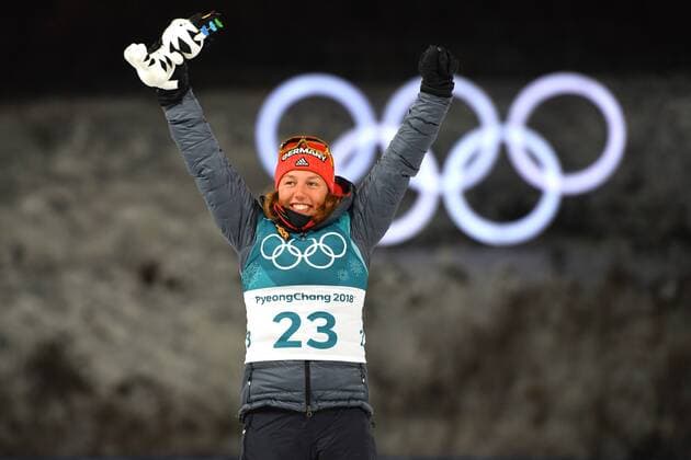 Bilder des Tages - SPORT Laura DAHLMEIER (GER, Jubel,Freude, Begeisterung,Jubelsprung, Winner,Sieger, Flower Ceremony. Biathlon,Womens s 7,5 kmm Sprint, Sprint der Frauen am 10.02.2018. Olympische Winterspiele 2018, vom 09.02. - 25.02.2018 in PyeongChang Suedkorea. *** Laura DAHLMEIER GER Jubilee joy excitement joy jump winner winner flower ceremony biathlon Womens s 7 5 kmm Sprint Sprint of women on 10 02 2018 Winter Olympics 2018 from 09 02 25 02 2018 in PyeongChang of South Korea