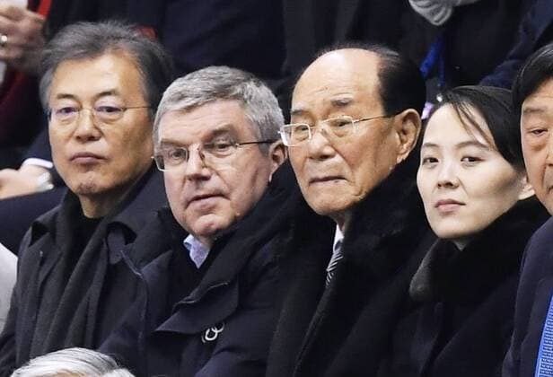 PyeongChang 2018 - Highlights der Olympischen Spiele Themen der Woche - SPORT Bilder des Tages - SPORT Pyeongchang Olympics (From L) South Korea s President Moon Jae In, International Olympic Committee President Thomas Bach, Kim Yong Nam, president of the Presidium of the Supreme People s Assembly of North Korea, and Kim Yo Jong, the sister of North Korean leader Kim Jong Un, watch together a women s preliminary round Ice hockey Eishockey game between the unified Korean team and Switzerland in Gangneung, South Korea, at the Pyeongchang Winter Olympics on Feb. 10, 2018. 