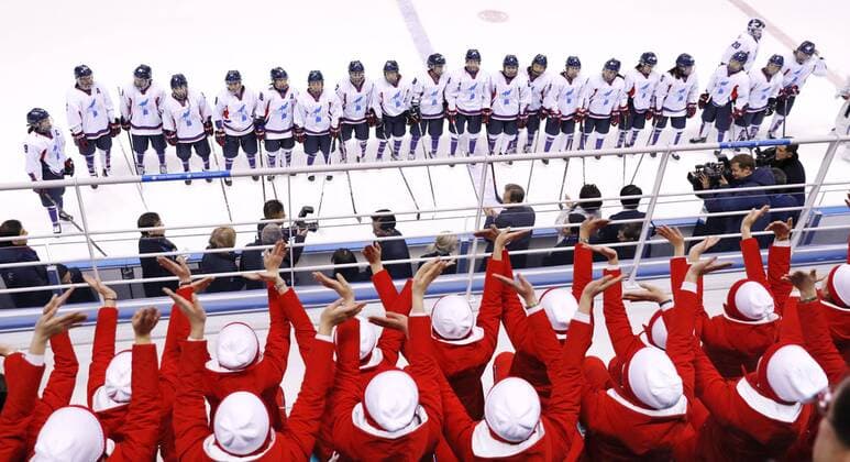 Themen der Woche - SPORT Bilder des Tages - SPORT Pyeongchang Olympics Spectators cheer the unified Korean team after its 8-0 loss to Switzerland in a women s preliminary round Ice hockey Eishockey game in Gangneung, South Korea, at the Pyeongchang Winter Olympics on Feb. 10, 2018. 