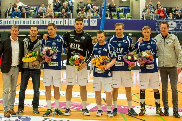 Bouquets for the EM driver v l Philipp Tychy CEO of Bergischer HC Tomas Babak 19 Bergischer HC Milan Kotrc 15-Bergischer HC Leos Petrovsky 6 Bergischer HC Arnor Thor Gunnarsson 11 Bergischer HC Max Darj 5 Bergischer HC Maximilian Leon Bettin 2 Bergischer HC and Jörg Foeste of commercial Director of Bergischer HC Bergischer HC vs Eintracht Hildesheim 2 handball Bundesliga 10 02 18 Solingen, North Rhine-Westphalia Germany blades Hall Copyright: xcdnx
