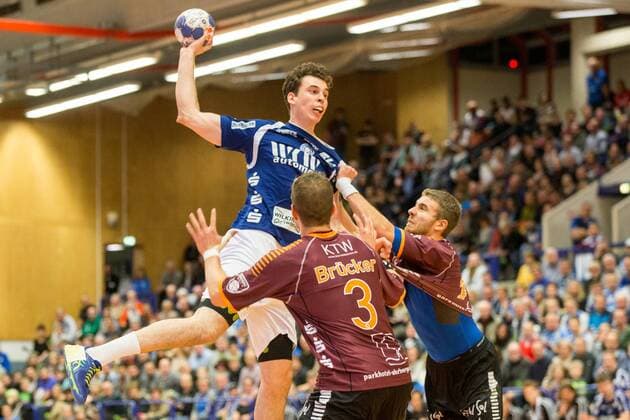 Maximilian Leon Bettin 2 Bergischer HC casting against Jost Brücker 3 Eintracht Hildesheim and Robin John 11 Eintracht Hildesheim Bergischer HC vs Eintracht Hildesheim 2 handball Bundesliga 10 02 18 Solingen, North Rhine-Westphalia Germany blades Hall Copyright: xcdnx