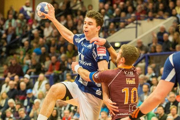 Maximilian Leon Bettin 2 Bergischer HC in the duel with Julius Heil 10 Eintracht Hildesheim Bergischer HC vs Eintracht Hildesheim 2 handball Bundesliga 10 02 18 Solingen, North Rhine-Westphalia Germany blades Hall Copyright: xcdnx