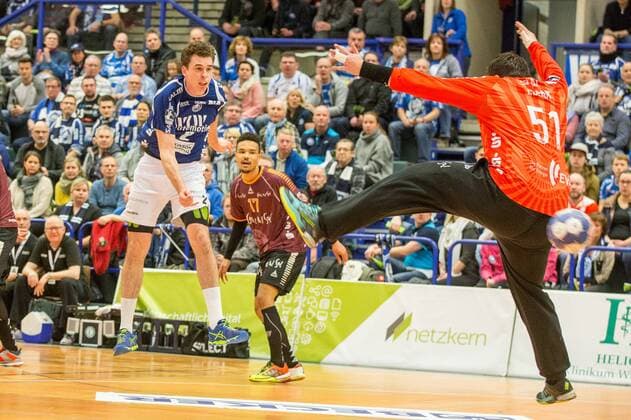 Brian Gipperich 3 Bergischer HC overcomes Jakub Lefan 51 TW Eintracht Hildesheim Bergischer HC vs Eintracht Hildesheim 2 handball Bundesliga 10 02 18 Solingen, North Rhine-Westphalia Germany blades Hall Copyright: xcdnx