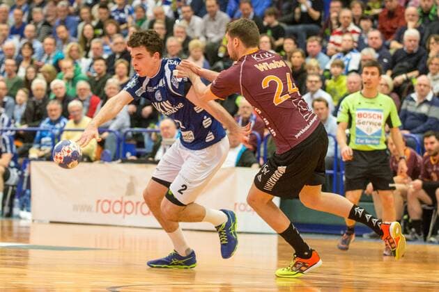 Maximilian Leon Bettin 2 Bergischer HC in the duel with Bob Walton 24 Eintracht Hildesheim Bergischer HC vs Eintracht Hildesheim 2 handball Bundesliga 10 02 18 Solingen, North Rhine-Westphalia Germany blades Hall Copyright: xcdnx