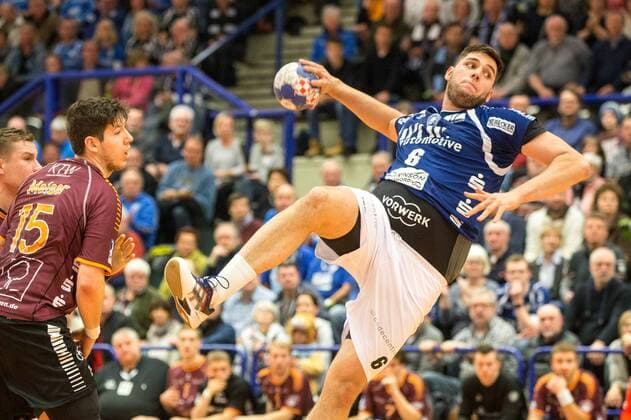 Leo s Petrovsky 6 Bergischer HC when throwing right is Chris Meiser 15 Eintracht Hildesheim stand by to Bergischer HC vs Eintracht Hildesheim 2 handball Bundesliga 10 02 18 Solingen, North Rhine-Westphalia Germany blades Hall Copyright: xcdnx