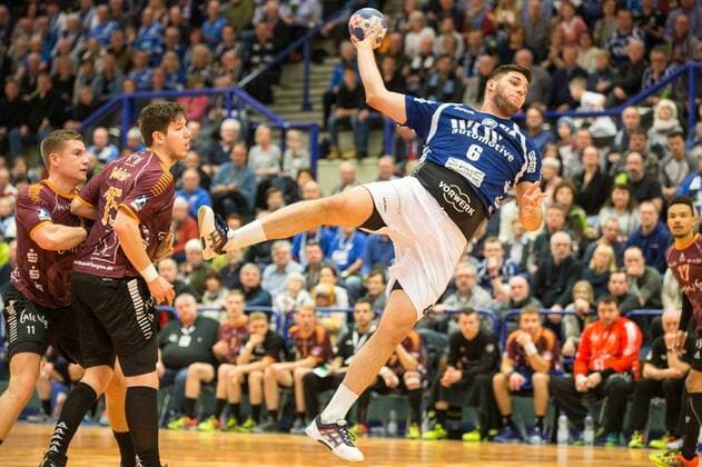 Leo s Petrovsky 6 Bergischer HC when throwing right see Robin John 11 Eintracht Hildesheim and Chris Meiser 15 Eintracht Hildesheim stand by to Bergischer HC vs Eintracht Hildesheim 2 handball Bundesliga 10 02 18 Solingen, North Rhine-Westphalia Germany blades Hall Copyright: xcdnx