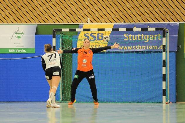 Dora Elbert SG H2Ku Herrenberg of Kuties 16 in goal against Jana Pollmer HSG Badenstedt Hannover 71 SG H2Ku Herrenberg of Kuties handball League match 10 02 2018 photo TBaur EIBNER Herrenberg Copyright: xToBaurx EibnerxPressefotox EP_TB