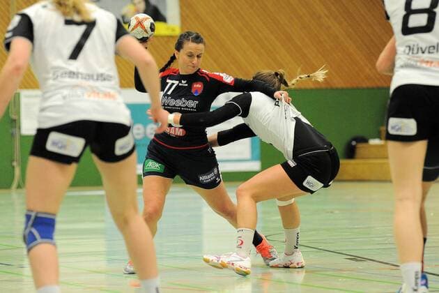 Carolin Tuc SG H2Ku Herrenberg of Kuties 77 against Jana Pollmer HSG Badenstedt Hannover 71 SG H2Ku Herrenberg of Kuties handball League match 10 02 2018 photo TBaur EIBNER Herrenberg Copyright: xToBaurx EibnerxPressefotox EP_TB
