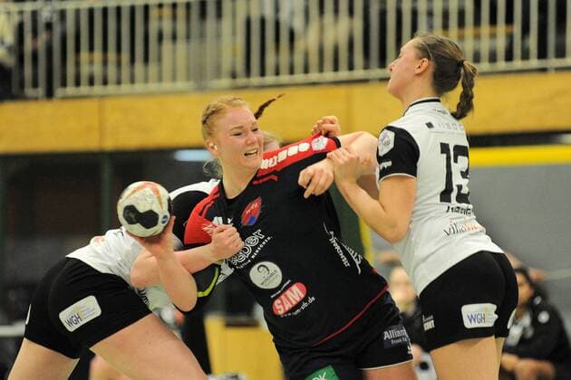 Kerstin Foth SG H2Ku Herrenberg of Kuties 11 against Marie Kristin Gerber HSG Badenstedt Hannover 13 SG H2Ku Herrenberg of Kuties handball League match 10 02 2018 photo TBaur EIBNER Herrenberg Copyright: xToBaurx EibnerxPressefotox EP_TB