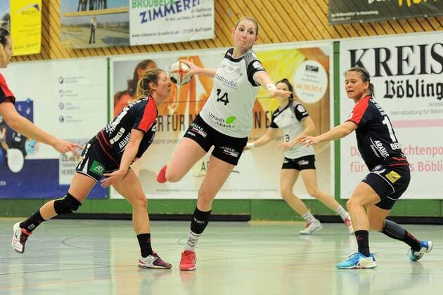 Tina car loader HSG Hanover-Badenstedt 14 against Saskia Putzke SG H2Ku Herrenberg of Kuties 21 and Lisa Gebhard SG H2Ku Herrenberg of Kuties 19 SG H2Ku Herrenberg of Kuties handball League match 10 02 2018 photo TBaur EIBNER Herrenberg Copyright: xToBaurx EibnerxPressefotox EP_TB