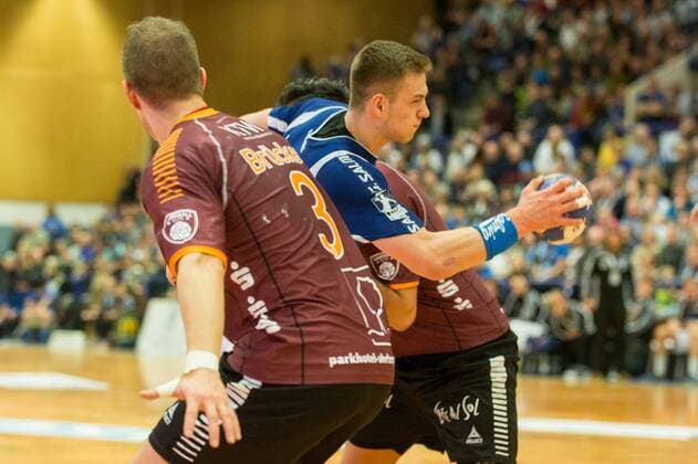 Maciej Majdzinski 14 Bergischer HC presses on Jost Brücker 3 Eintracht Hildesheim and Robin John 11 Eintracht Hildesheim past Bergischer HC vs Eintracht Hildesheim 2 handball Bundesliga 10 02 18 Solingen, North Rhine-Westphalia Germany blades Hall Copyright: xcdnx