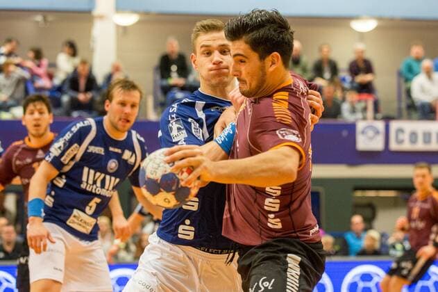 Maciej Majdzinski 14 Bergischer HC stops Savvas Savvas 77 Eintracht Hildesheim Bergischer HC vs Eintracht Hildesheim 2 handball Bundesliga 10 02 18 Solingen, North Rhine-Westphalia Germany blades Hall Copyright: xcdnx