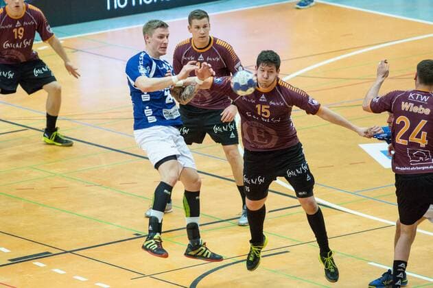 Linus Arnesson 24 Bergischer HC in the duel with Chris Meiser 15 Eintracht Hildesheim Bergischer HC vs Eintracht Hildesheim 2 handball Bundesliga 10 02 18 Solingen, North Rhine-Westphalia Germany blades Hall Copyright: xcdnx
