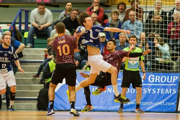 Alexander Weck 8 Bergischer HC continues against Julius Heil 10 Eintracht Hildesheim and Maurice Lungela 17 Eintracht Hildesheim by Bergischer HC vs Eintracht Hildesheim 2 handball Bundesliga 10 02 18 Solingen, North Rhine-Westphalia Germany blades Hall Copyright: xcdnx