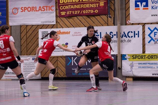 Simona Cipaian 22 FSG Mainz 05 Budenheim Lisa again 07 TG Nürtingen Nina Fischer 04 TG Nürtingen duel Dynamics TG Nürtingen against FSG Mainz Budenheim 2 handball Bundesliga women season 2017 2018 10 02 2018 Nürtingen Copyright: xWoernx xEibner-Pressefotox EP_nwn