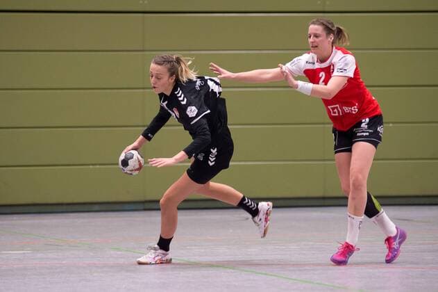 Alexandra Tinti 19 FSG Mainz 05 Budenheim duel Dynamics Denise Kubicke 02 TG Nürtingen defense TG Nürtingen against FSG Mainz Budenheim 2 handball Bundesliga women season 2017 2018 10 02 2018 Nürtingen Copyright: xWoernx xEibner-Pressefotox EP_nwn