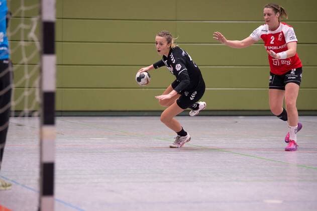 Alexandra Tinti 19 FSG Mainz 05 Budenheim Denise Kubicke 02 TG Nürtingen duel Dynamics TG Nürtingen against FSG Mainz Budenheim 2 handball Bundesliga women season 2017 2018 10 02 2018 Nürtingen Copyright: xWoernx xEibner-Pressefotox EP_nwn
