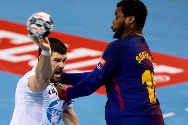 Barcelona s Cedric Sorhaindo (R) in action against Vardar s Vuko Borozan during the EHF Champions League handball match between Barcelona and Vardar Skopje in Barcelona, north eastern Spain, 10 February 2018. Barcelona vs Vardar Skopje !ACHTUNG: NUR REDAKTIONELLE NUTZUNG!  Copyright: xAlejandroxGarciax GRAF8828 20180210-636539001565532494