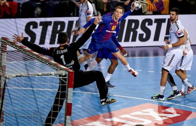 Barcelona s Aleix Gómez (c) in action against Vardar s Arpad Sterbik (L) during the EHF Champions League handball match between Barcelona and Vardar Skopje in Barcelona, north eastern Spain, 10 February 2018. Barcelona vs Vardar Skopje !ACHTUNG: NUR REDAKTIONELLE NUTZUNG!  Copyright: xAlejandroxGarciax GRAF8828 20180210-636539002178148421