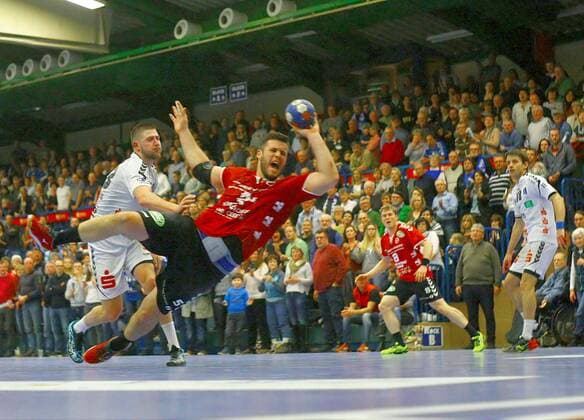 Jump shot by Jan Brosch Hamm behind Mindaugas Darkwa Aue Fannar Thor Fridgeirsson Hamm and Jan Faith Aue 2 handball League 2017 18 EHV Aue ASV Hamm Westphalia on 28 29 10 2 2018 EHV Aue ASV Hamm Westphalia