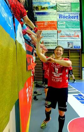 Victory goal scorer Jakob Schwabe Hamm with the fans after the game handball 2 League 2017 18 EHV Aue ASV Hamm Westphalia on 28 29 10 2 2018 EHV Aue ASV Hamm Westphalia