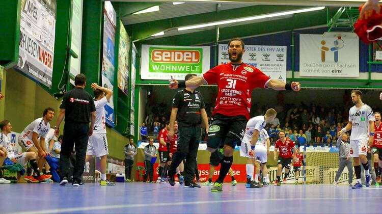 After the game in a cheering pose Björn Zintel Hamm Auer back the disappointed players handball 2 League 2017 18 EHV Aue ASV Hamm Westphalia on 28 29 10 2 2018 EHV Aue ASV Hamm Westphalia