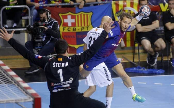 Partido de Liga de Campeones entre el Barcelona y el Vardar. En la imagen, Victor Tomas y Sterbik. Champions League match between Barcelona and Vardar. In this picture, Victor Tomas and Sterbik. 