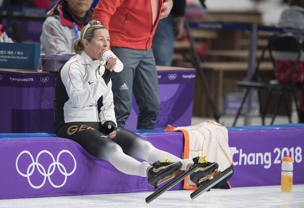 PyeongChang 2018 - Highlights der Olympischen Spiele Themen der Woche - SPORT Bilder des Tages - SPORT Claudia PECHSTEIN, GER, Aktion, 9. Platz, sitzt auf der Bande und trinkt aus einer Flasche, Eisschnellaufen 3000m der Frauen, Ladies 3,000m am 10.02.2018 Olympische Winterspiele 2018, vom 09.02. - 25.02.2018 in PyeongChang Suedkorea. *** Claudia PECHSTEIN GER action 9 square sits on the gang and drinking from a bottle of Eisschnellaufen 3000 m the Women Ladies 3 000 m on 10 02 2018 Winter Olympics 2018 from 09 02 25 02 2018 in PyeongChang of South Korea