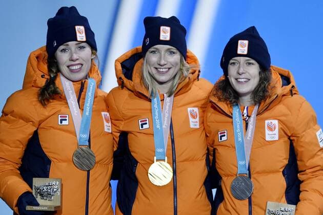 PyeongChang 2018, Eisschnelllauf, 3000m Damen, Siegerehrung 11-02-2018 ALGEMEEN: MEDAL PLAZA OLYMPISCHE SPELEN: Olympic Games Olympische Spiele Olympia OS PEYONGCHANG 2018 Vlnr Antoinette de Jong , Carlijn Achtereekte en Ireen Wust (JustLease.nl) Foto: Sander Chamid xVIxVIxImagesx xSoenarxChamidxsportfotografiexIVx 10032286